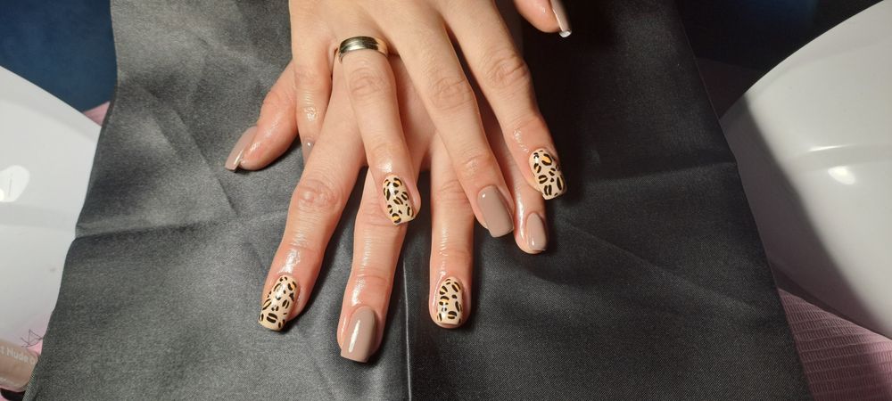 Stylizacja paznokci stacjonarnie i  mobilnie