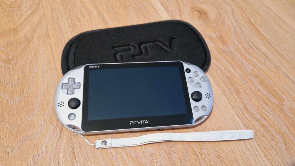 Серебристая Ps Vita Slim 64гиг с играми 60шт