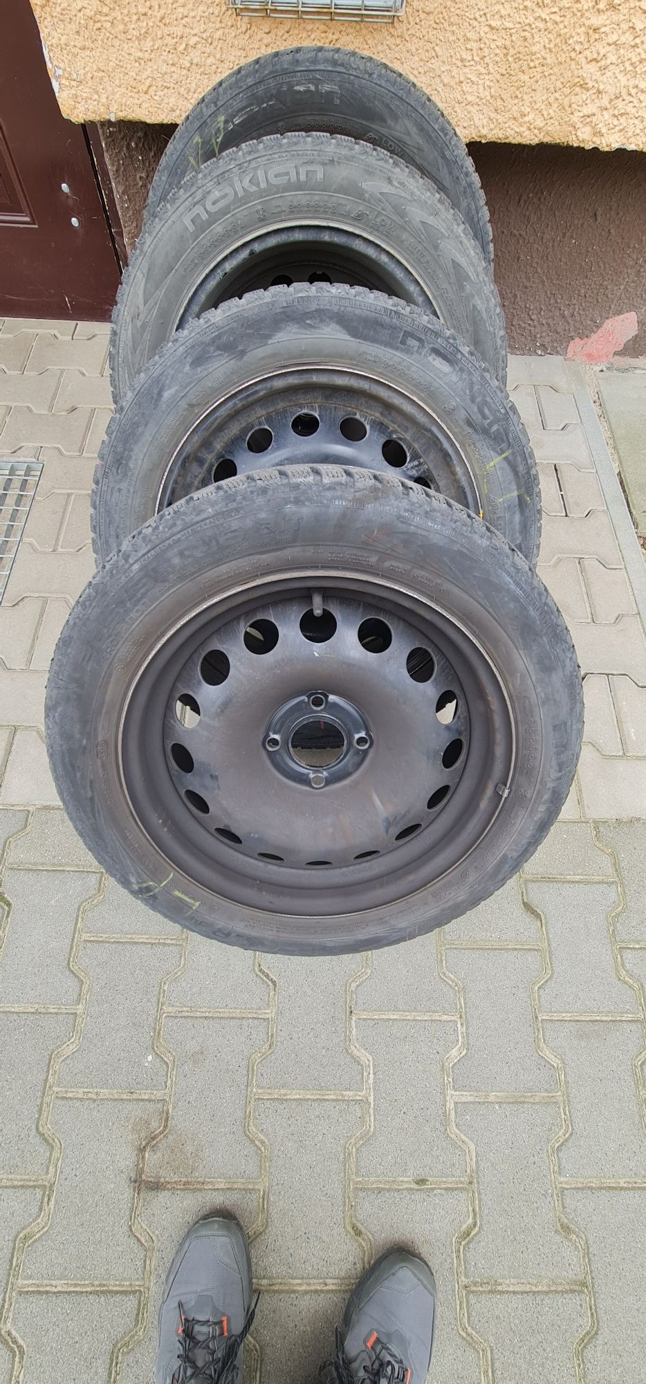 Opony zimowe Nokian WR D4 205/55R16 91 T z felgami,kołpakami i śrubami