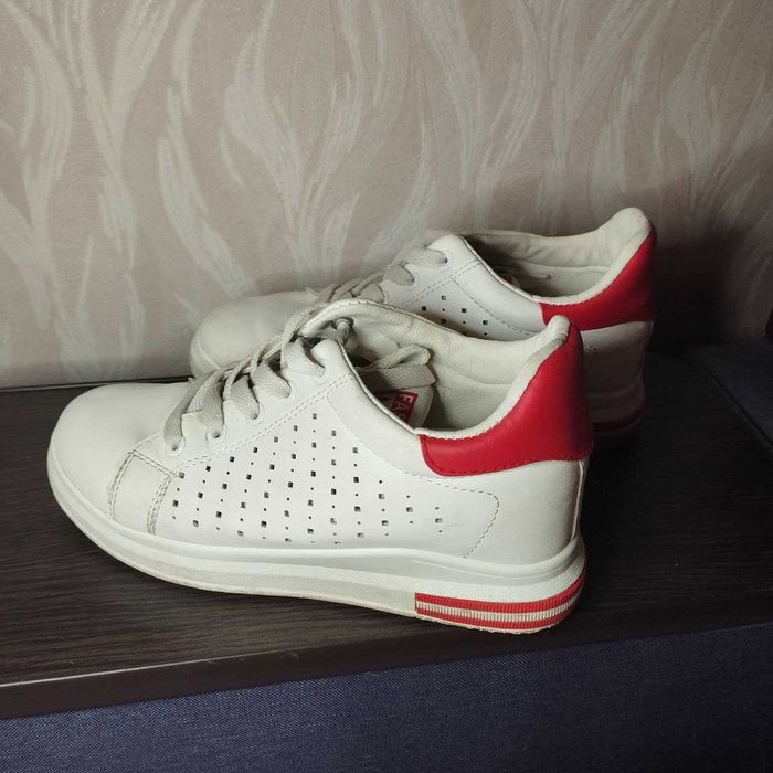 Жіночі кросівки з перфорацією | Біло-червоні | Розмір 38