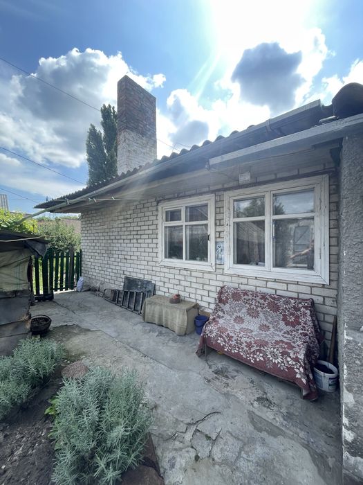 Продам частину будинку по вулиці Народного руху