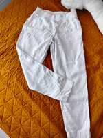 Białe spodnie lniane