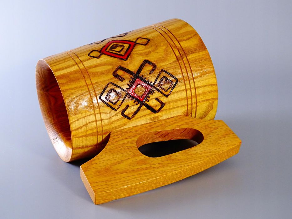 stary drewniany kufel kubek