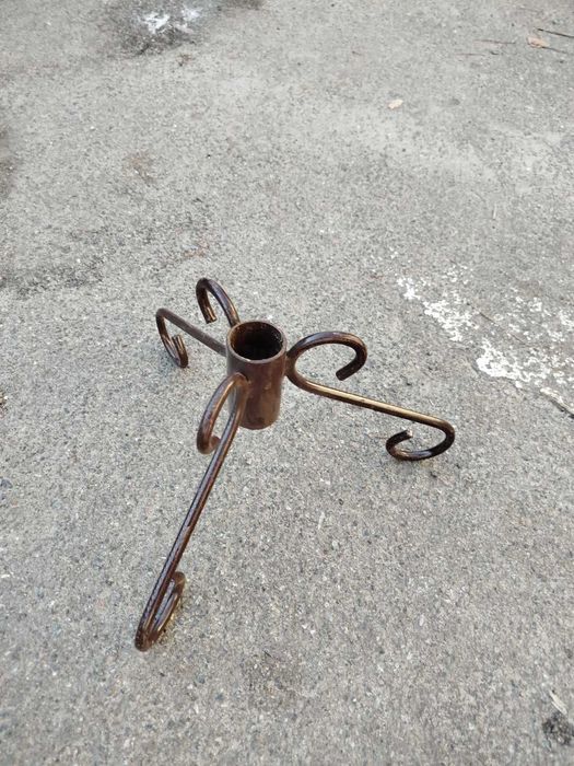 Тринога під ялинку металева