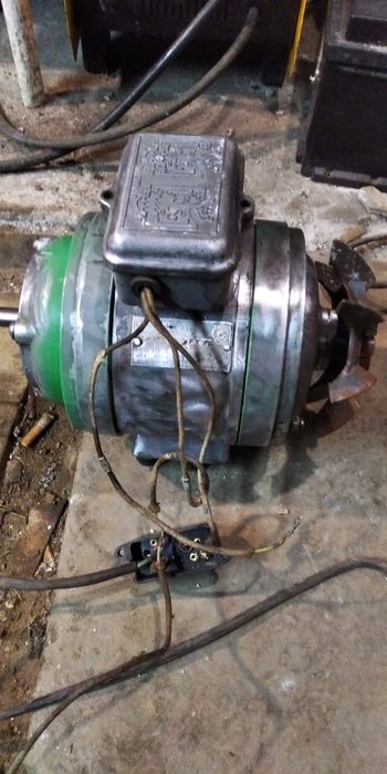 Двигун від старої пралки СССР.