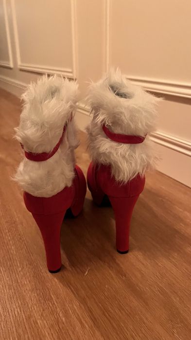 Sapatos Vermelhos com apontamento de pelucia