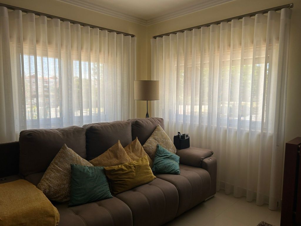 Conjunto cortinados brancos com varão e acessórios