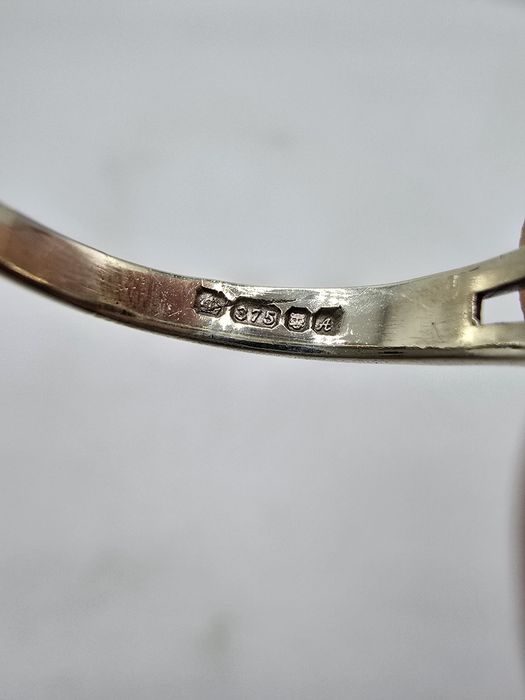 Złoty pierścionek z szafirem i diamentami