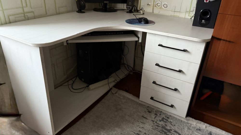 Стіл письмовий в білому кольорі