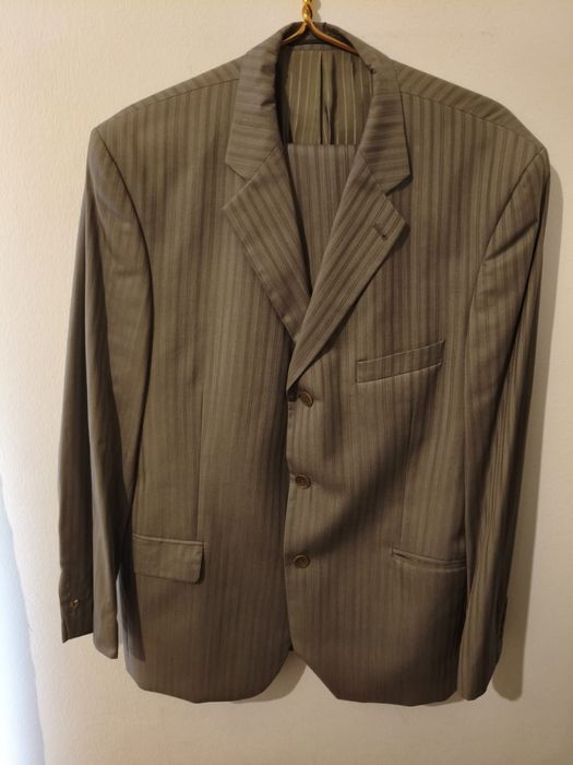 Roupa nova e uzada,em muito boas condições. Para homens e mulheres