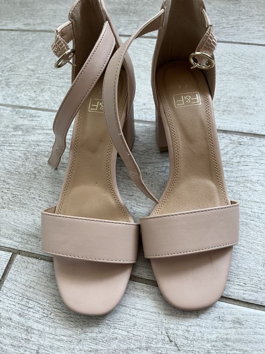 Босоніжки зручні