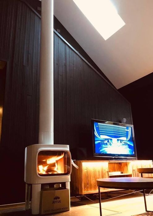 Koza Jotul F 305 z bialym kominem