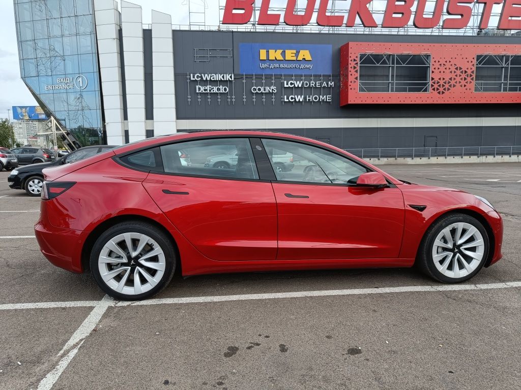 Tesla model 3 2022 рестайлінг