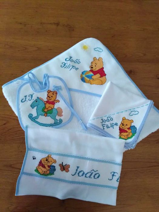 pecas bordadas a mão em ponto cruz para recém nascido