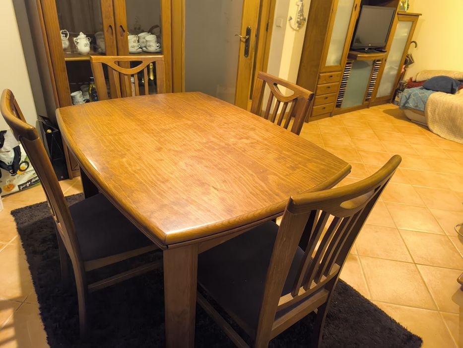 Mesa com 6 Cadeiras em Pinho Tratado – Bom stado