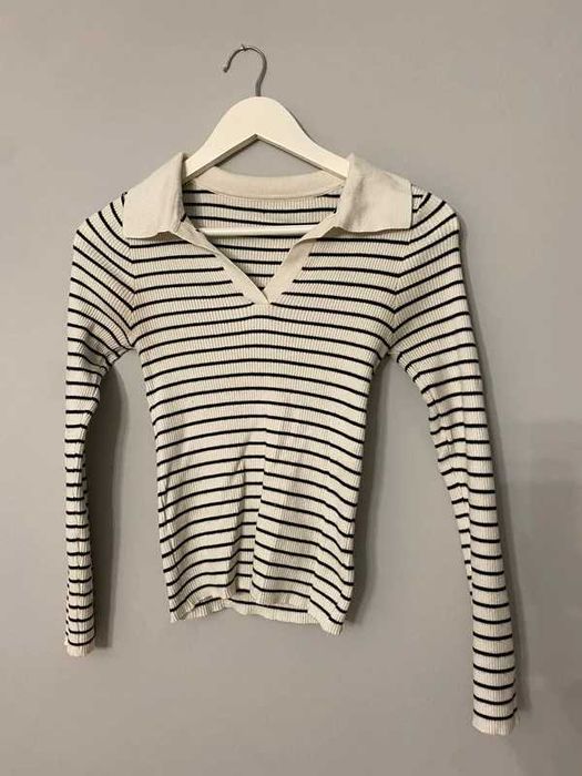 Sweterek w serek w paski z kołnierzykiem