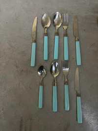 Różne używane sztućce (łyżki, noże, widelce)