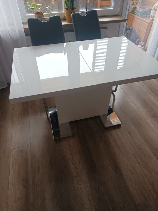 Stół rozkładany z krzesłami