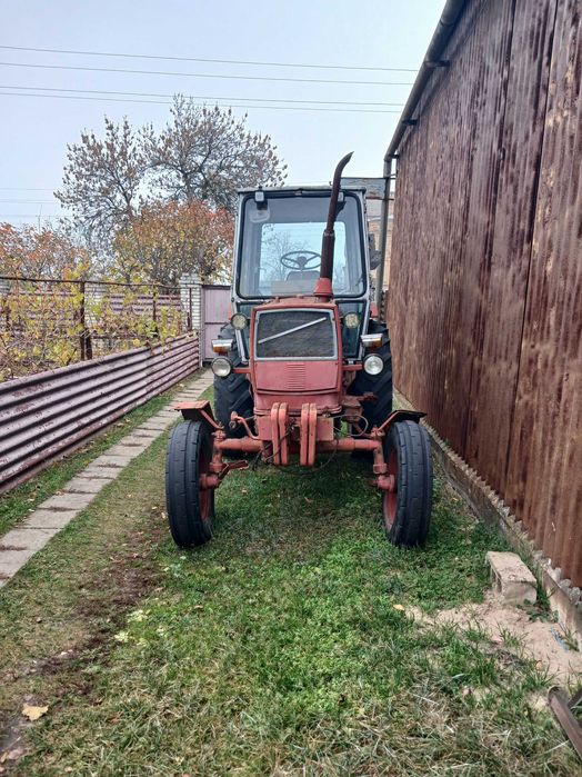 Трактор ЮМЗ в робочому стані