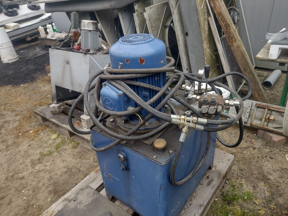 Pompa hydrauliczna, zasilacz hydrauliczny z zbiornikiem i rozdzielacze