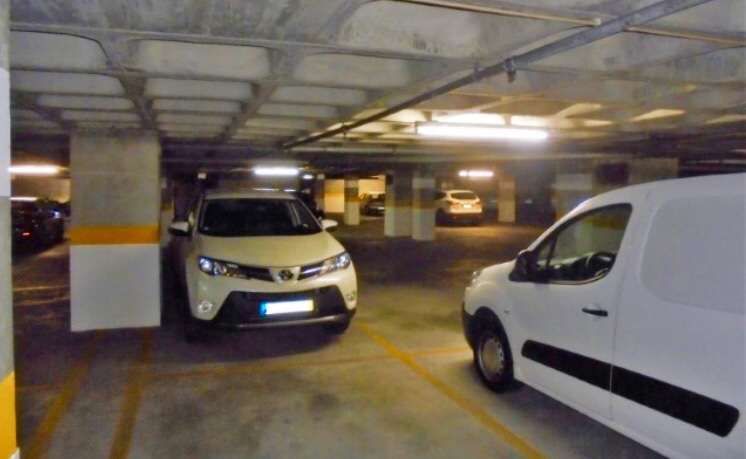 Estacionamento Low Cost frente ao metro LUMIAR E outros no Beato