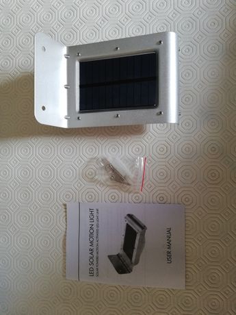 Candeeiro solar com sensor de luz e movimento
