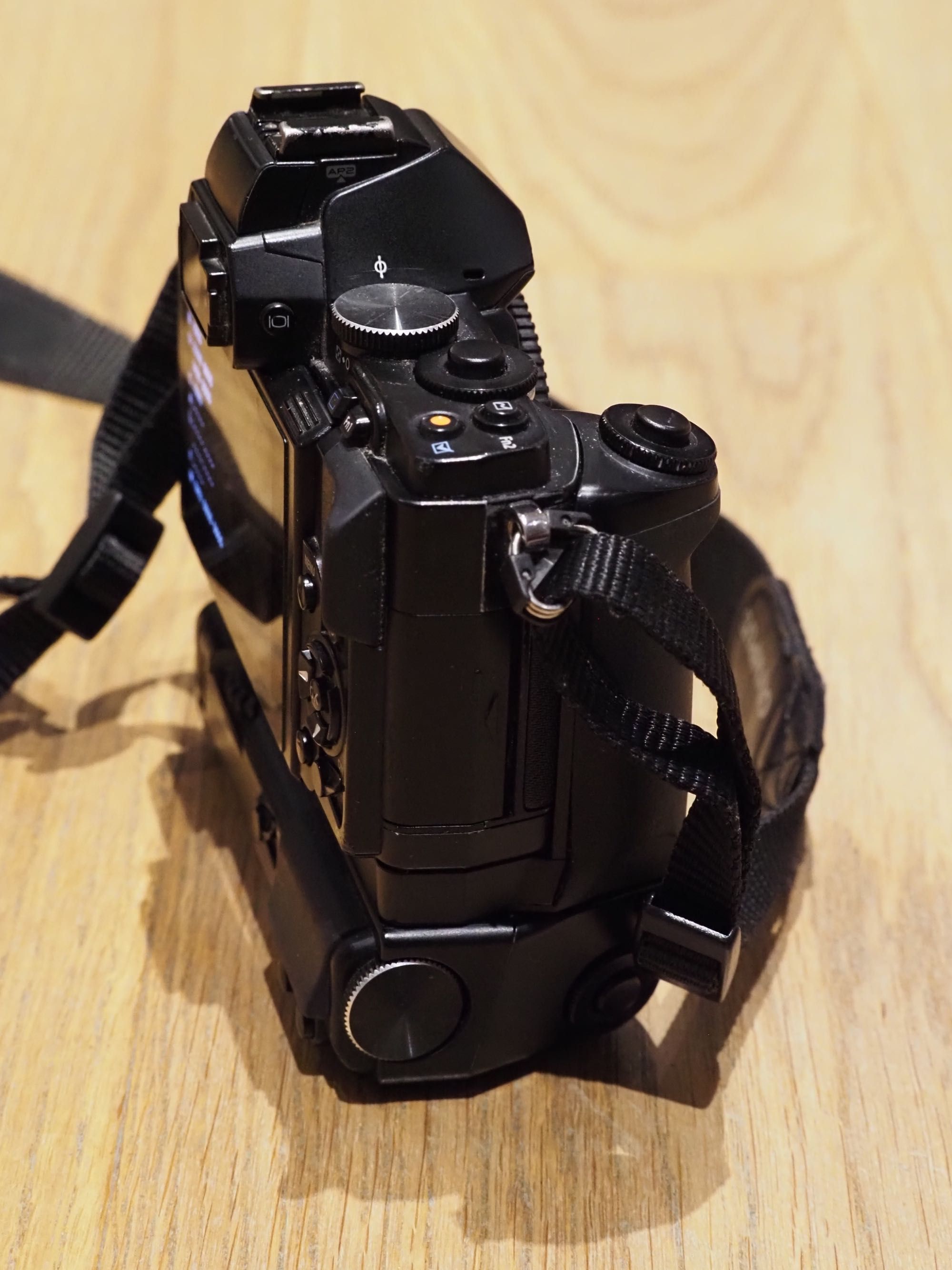 Olympus EM-5 mark I + grip HLD-6G + 4 baterie + lampa (11939 zdjęć)
