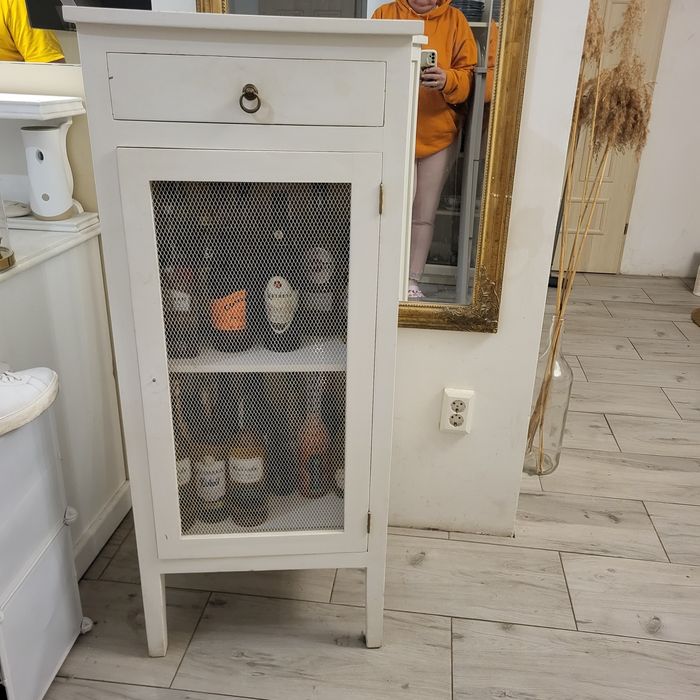 Drewniana szafka z siatka w kolorze białym