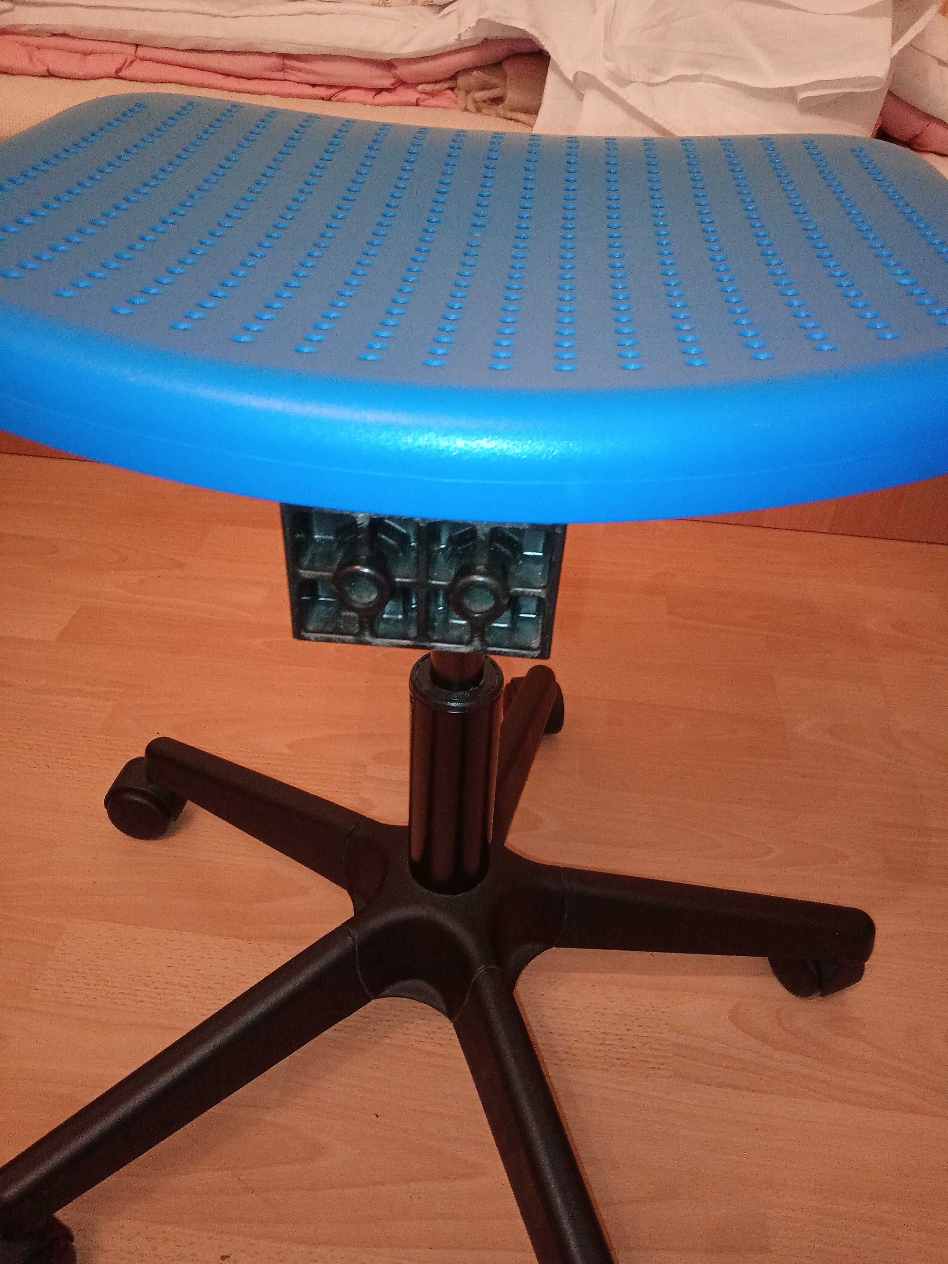Fotel obrotowy biurowy dla dzieci Ikea Alrik - uszkodzony