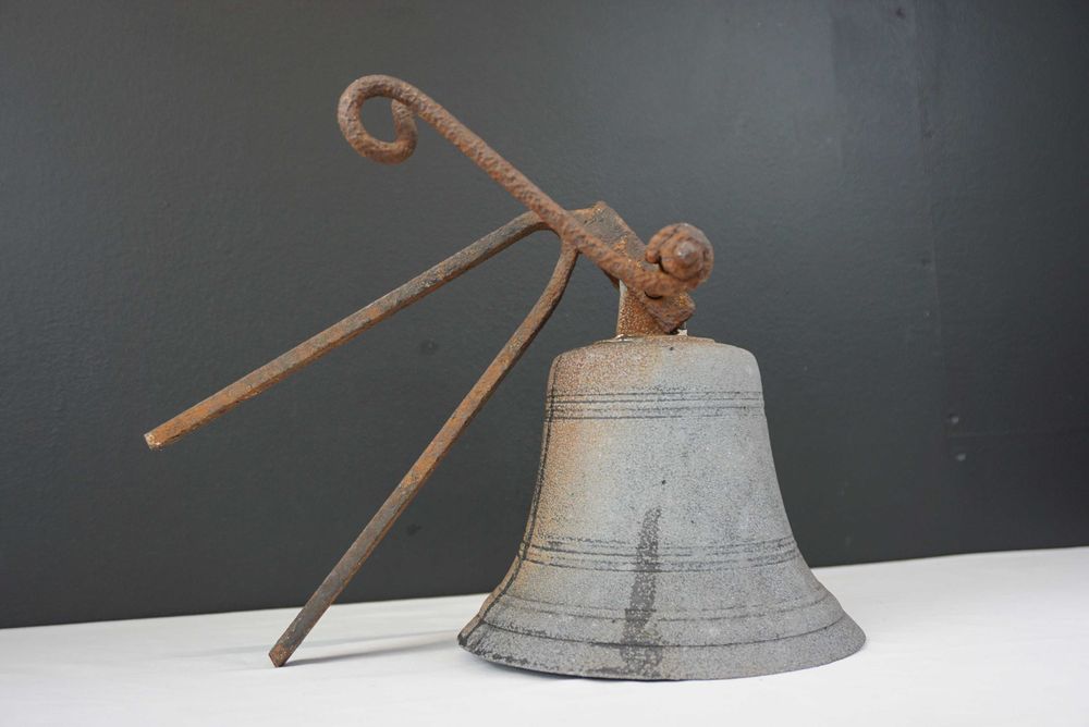 Zabytkowy żeliwny dzwon dzwonek ścienny klasztor szkoła