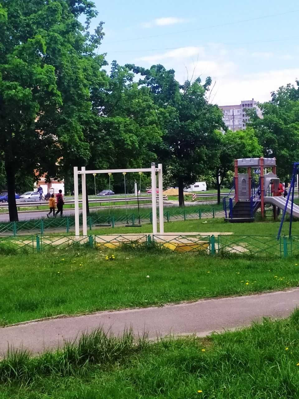 Чудова світла мебльована квартира в цегляному теплому будинку .