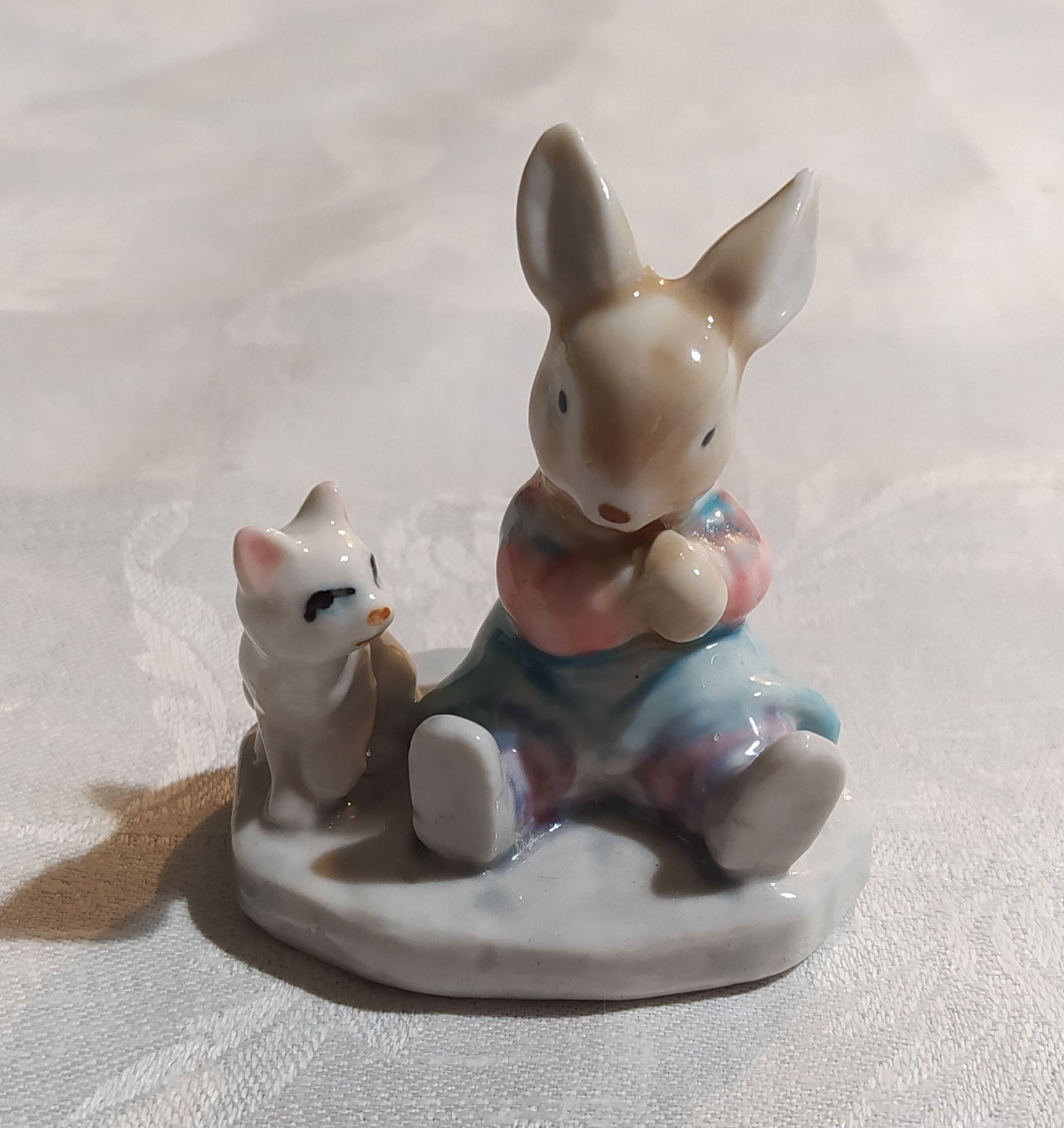 Figurka porcelanowa - Królik z kotkiem / Albert Kessier