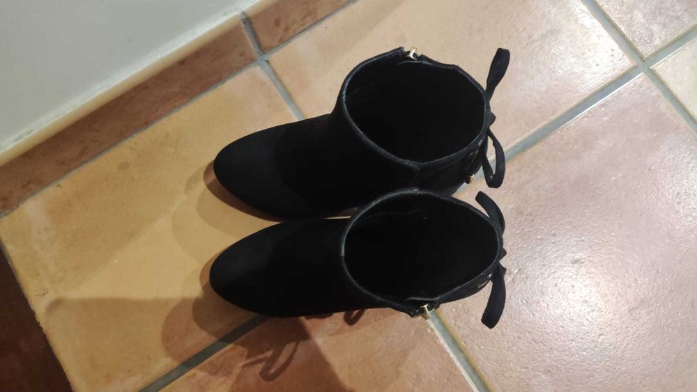 Botas pretas de salto alto