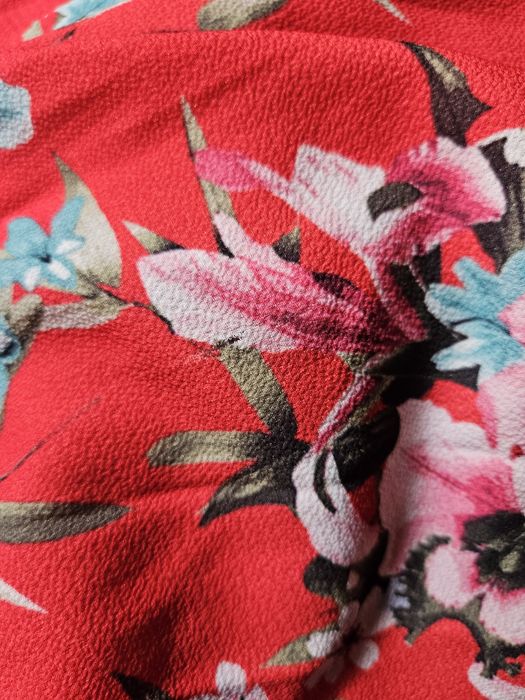 Sukienka dluga czerwona w kwiaty