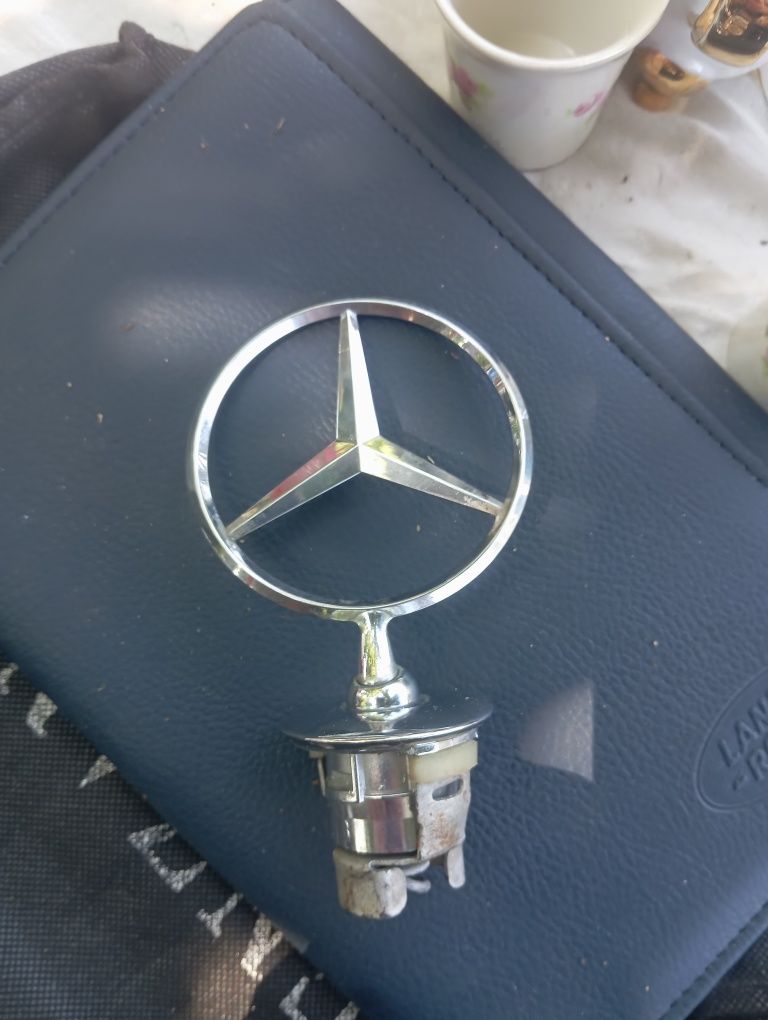 Продам значок mercedes 220  если не ошибаюсь