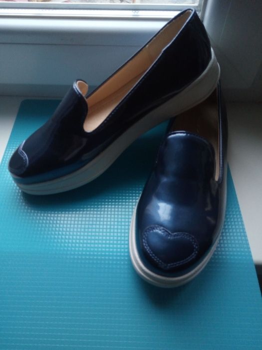 Туфли (лоферы) синие лакированные на платформе