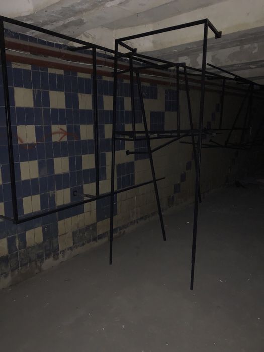 Стійки для одягу в магазин, вешак, манекени.