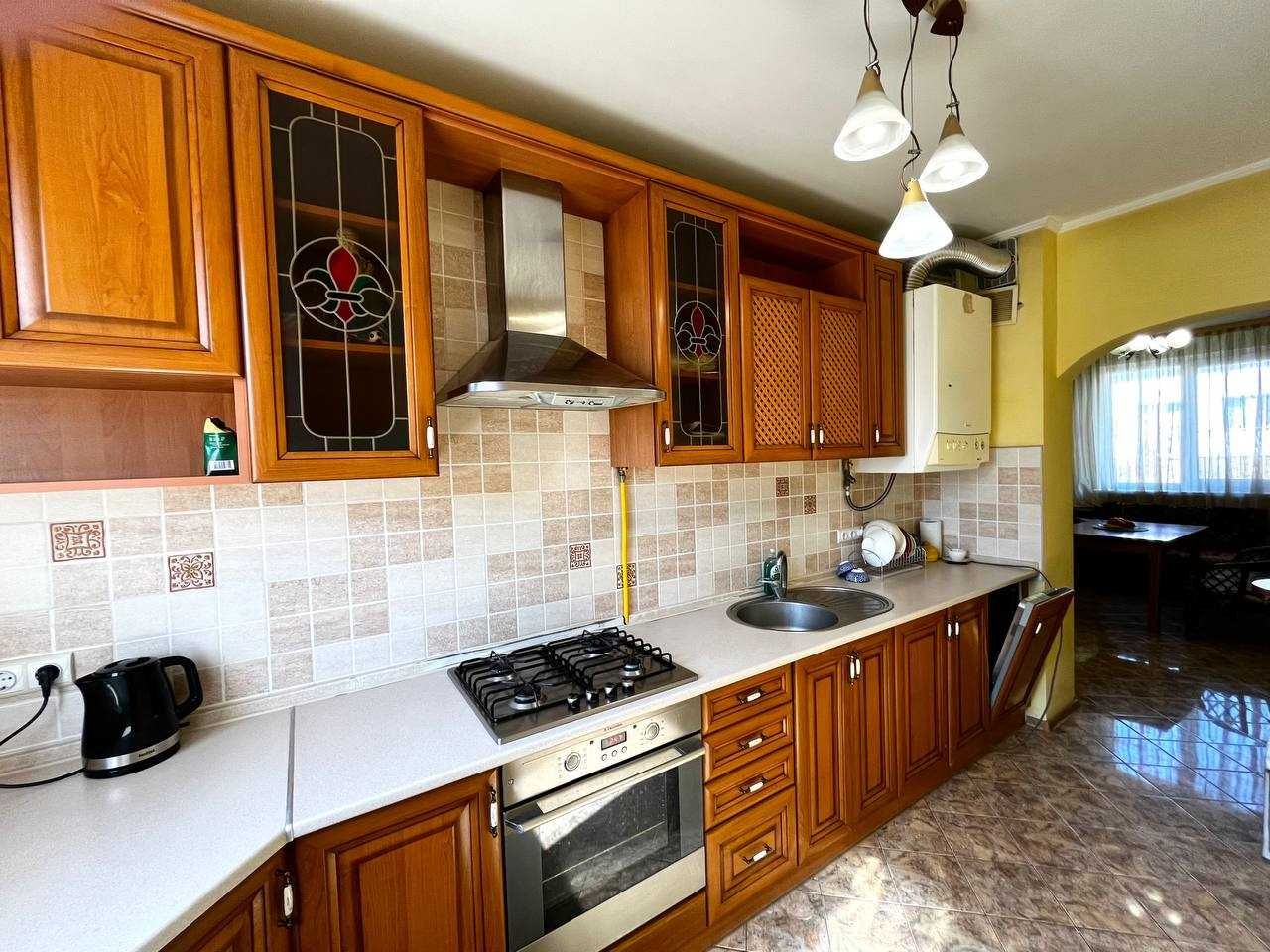 Продаж котеджу з ремонтом в смт Запитів + 10 соток ділянка.