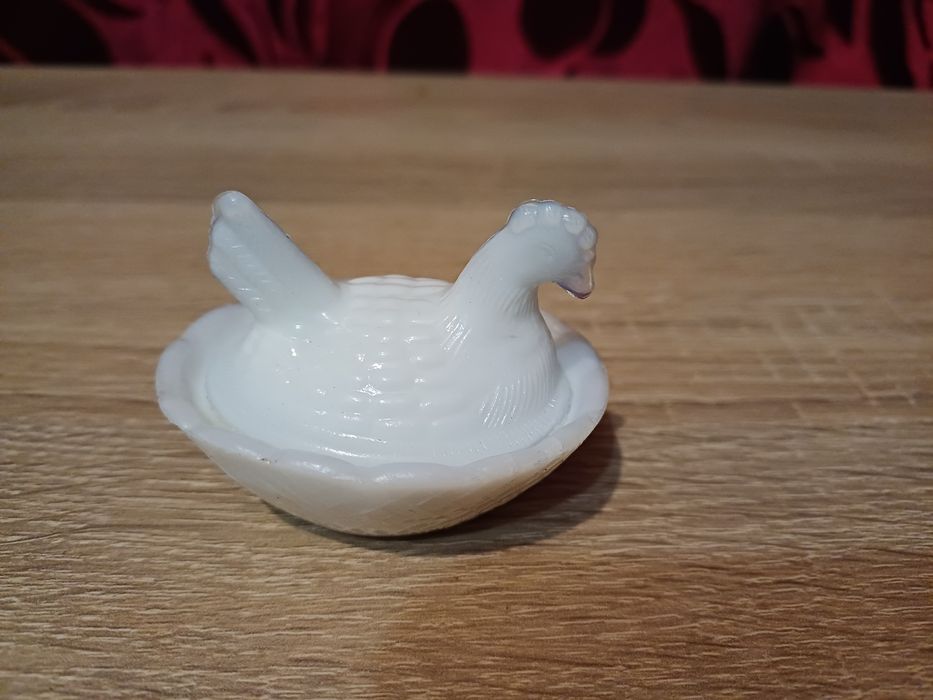 Mała szklana kura solniczka