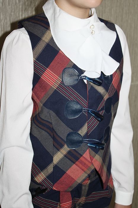 Шкільний костюм в клітину від Mone, жилет та штани. Розмір - 146