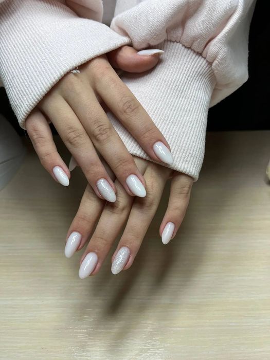 Манікюр, нарощення нігтів, покриття гель-лаком, укріплення.