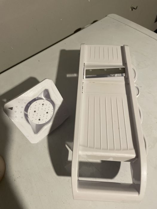 Utensílio de cozinha para cortar batatas e outros vegetais.