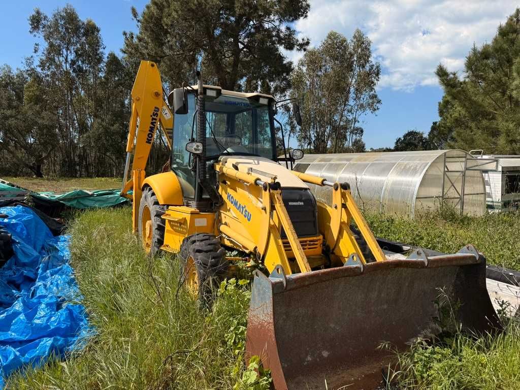 Retroescavadora KOMATSU WB93R — Fiável, Potente e Pronta a Trabalhar!