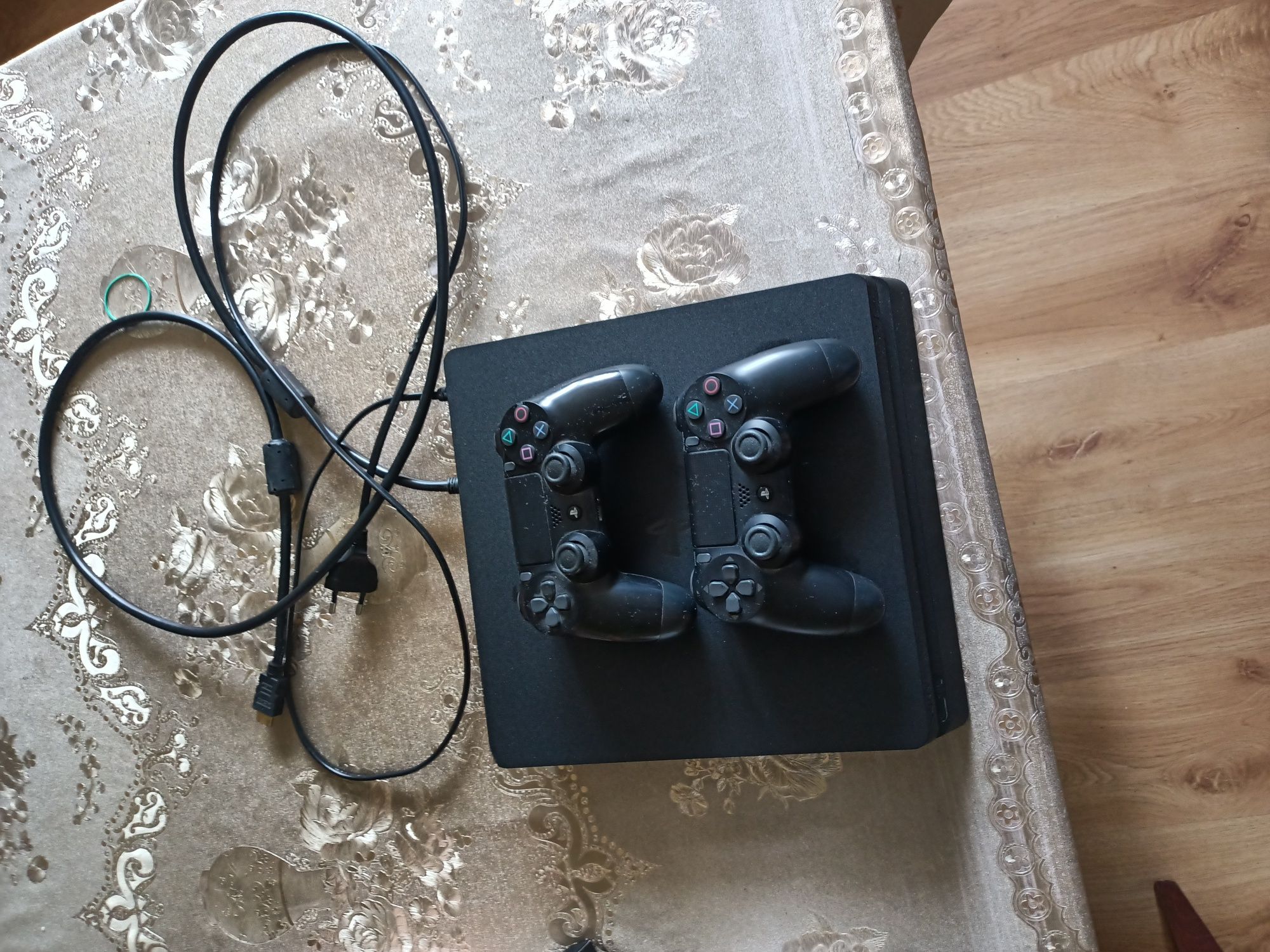 PlayStation 4 Slim PS4 + 2 pady + HDMI