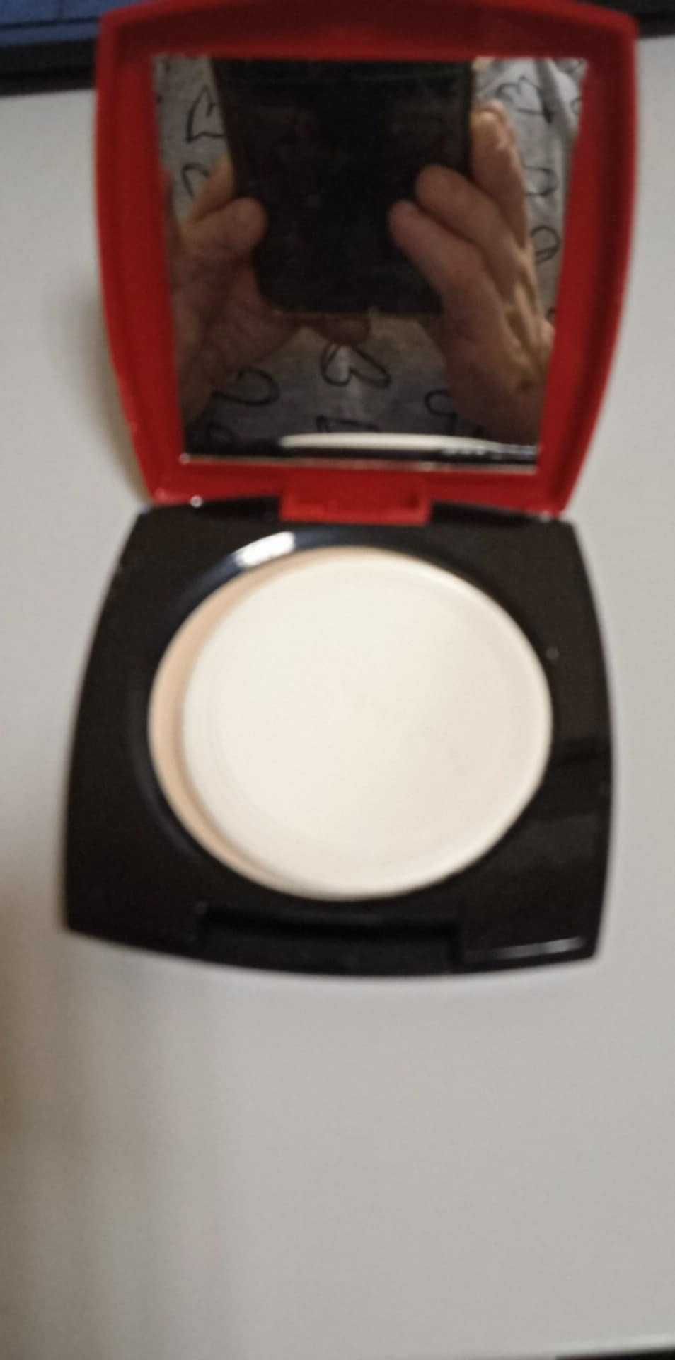 Avon Supertrwały puder prasowany SPF15 extralastin