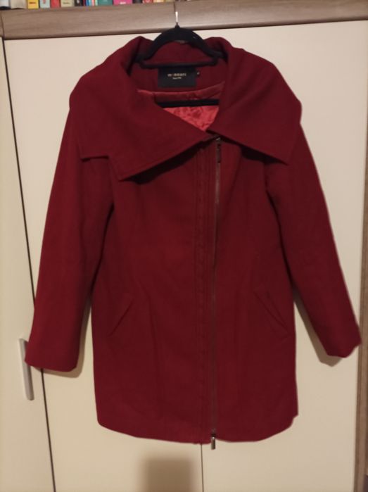 Burgundowy płaszcz marki Monnari