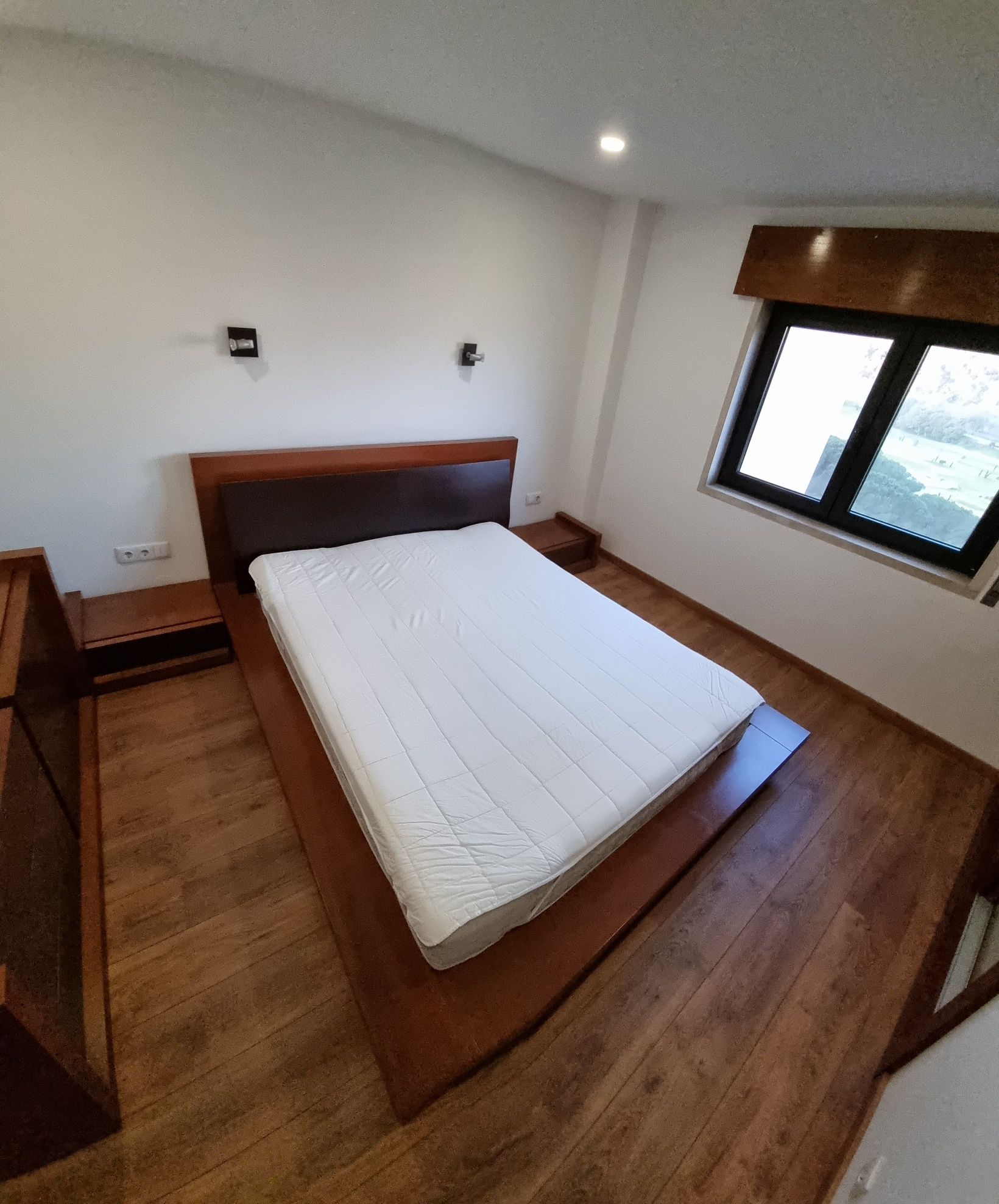 Cama com 2 mesas de cabeceira em cerejeira e wenge