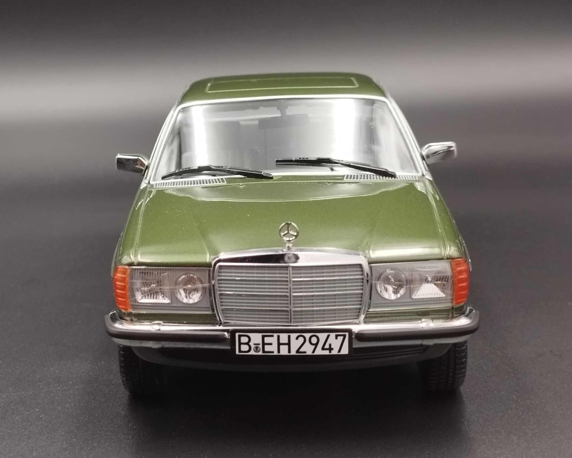 1:18 Norev 1966 Mercedes-Benz 280 CE W123 Coupe Green Model Nowy