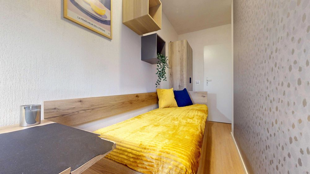 Pokój w 5-pokojowym mieszkaniu przy al. Jana Pawła II 59/1595