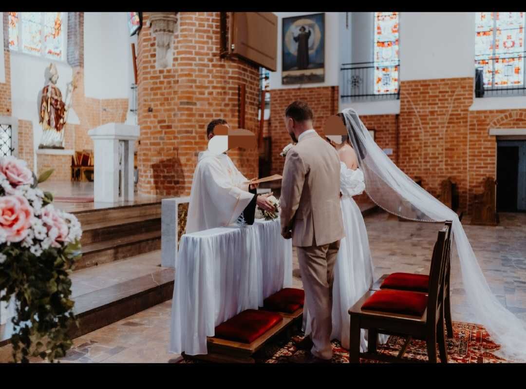 Suknia ślubna z welonem